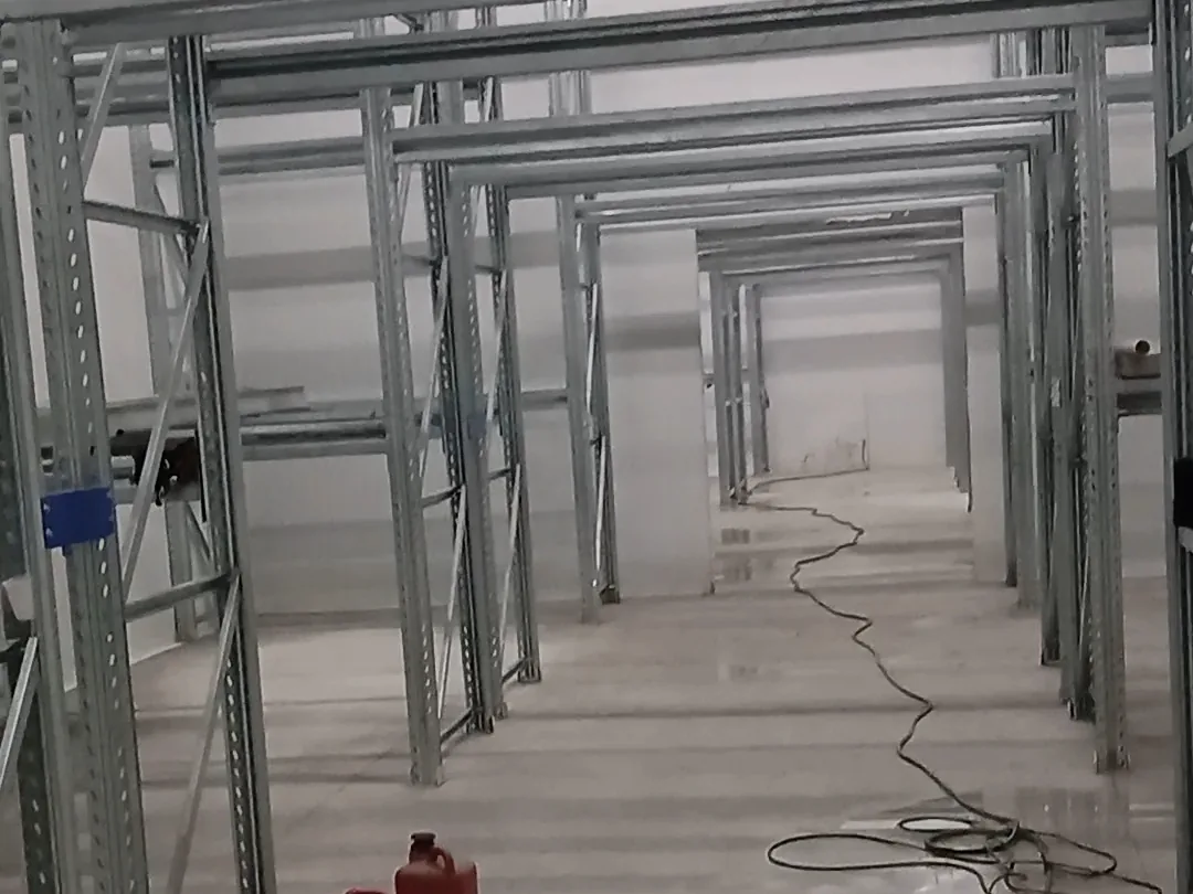 Estruturas porta-pallets galvanizadas montadas em galpão com piso industrial